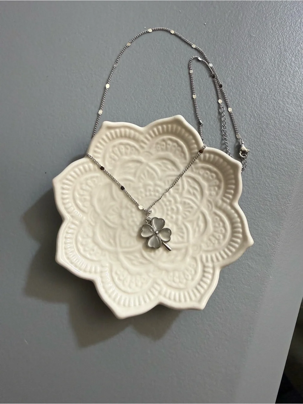 silver-tone four-leaf clover necklace white, pearlescent pendant shimmery chain